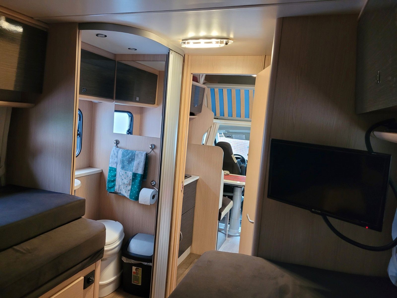 2017 XGO Dynamic 95G Alcove Motorhome photo 6
