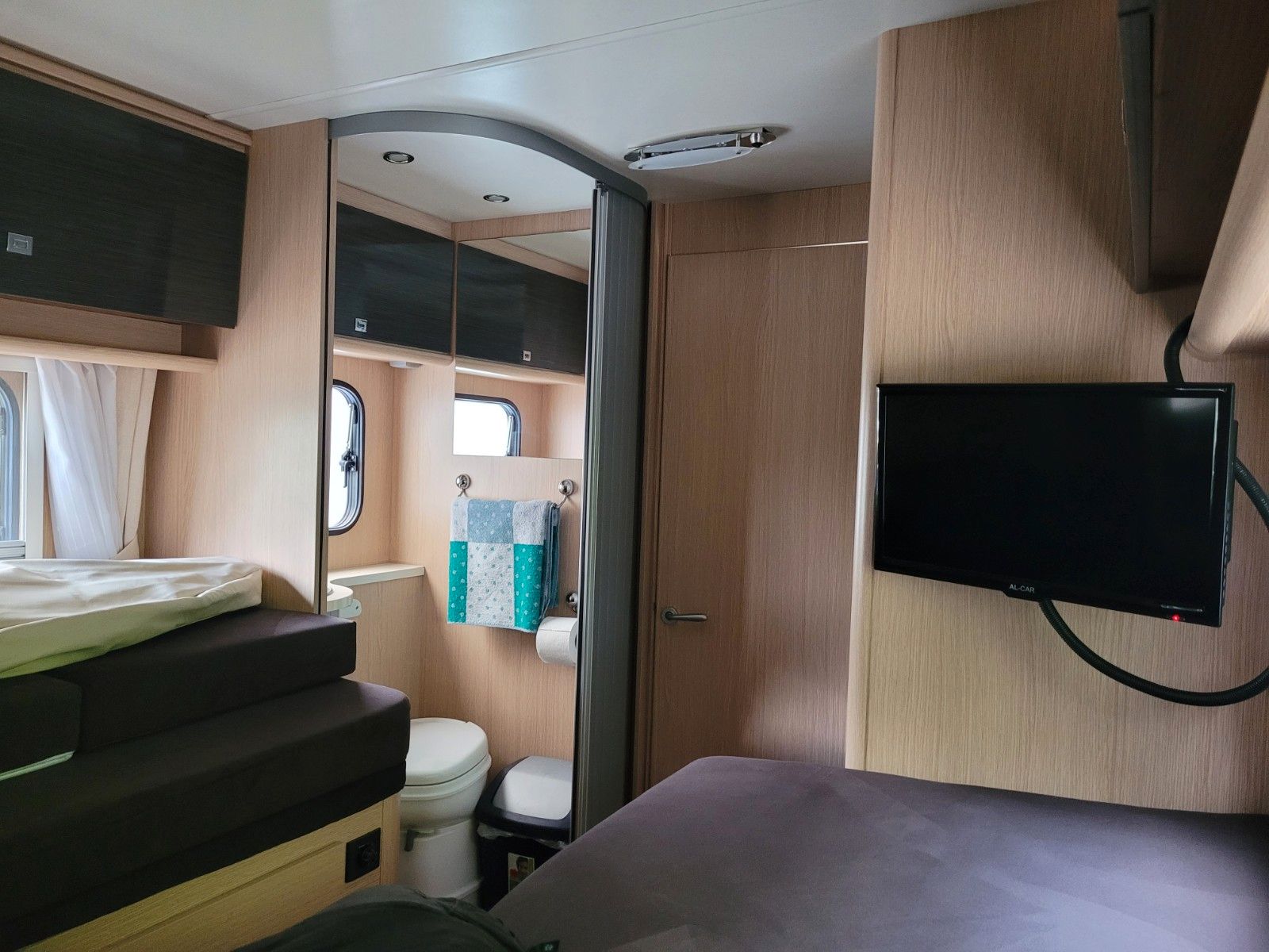 2017 XGO Dynamic 95G Alcove Motorhome photo 4