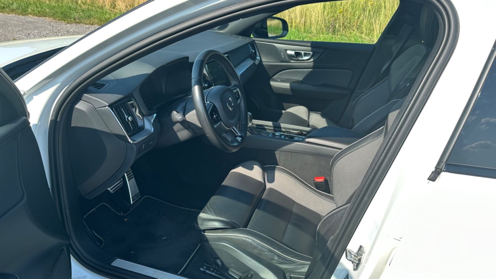 2019 Volvo V60 T5 Geartronic R Design photo 3