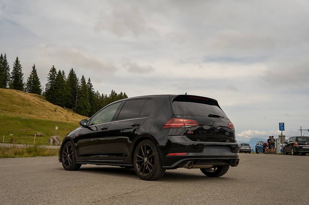 VW Golf GTI Performance 2.0 TSI photo 2