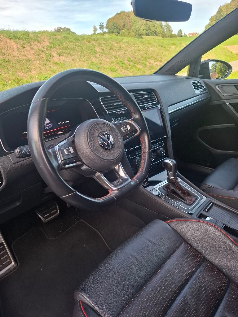VW Golf GTI Performance 2.0 TSI photo 9